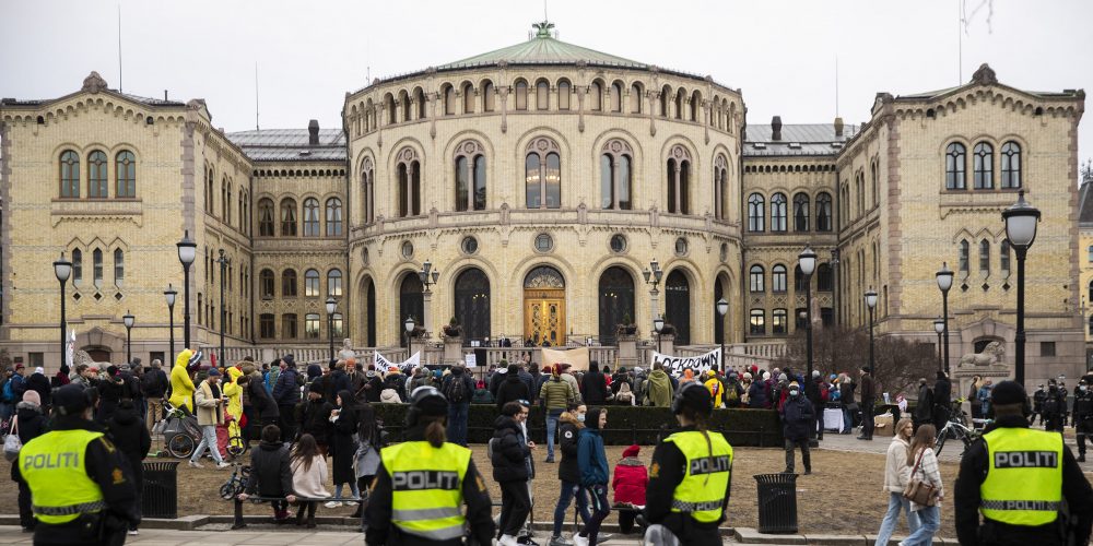 Demonstrasjon med politivakt foran Stortinget