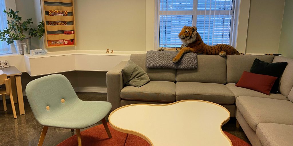 Interiør - sofa og bord - fra Statens barnehus i Oslo
