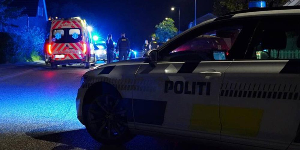 Politibil med mørk bakgrunn kveldstid