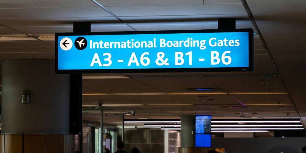 bilde av avgangshall på flyplass